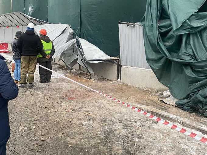 На московских дворников упала бетонная плита со здания, которое готовят под снос