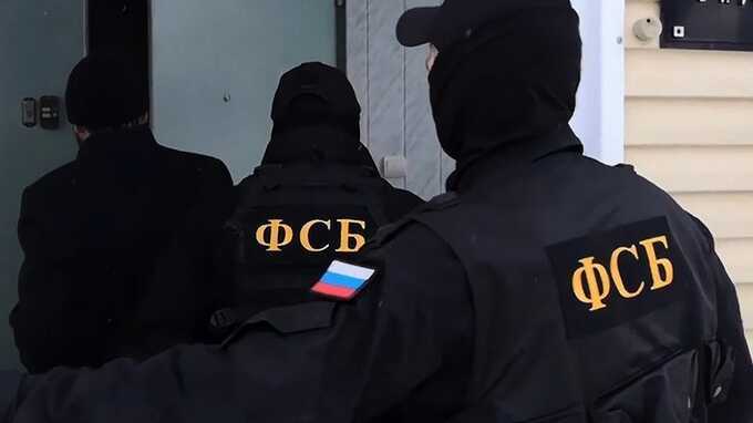 Задержание ФСБ россиянина за призывы к убийству военных попало на видео
