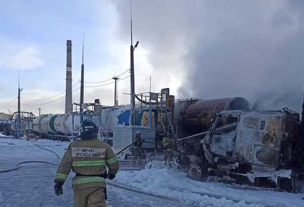 Бензовоз и железнодорожные цистерны загорелись в Иркутской области
