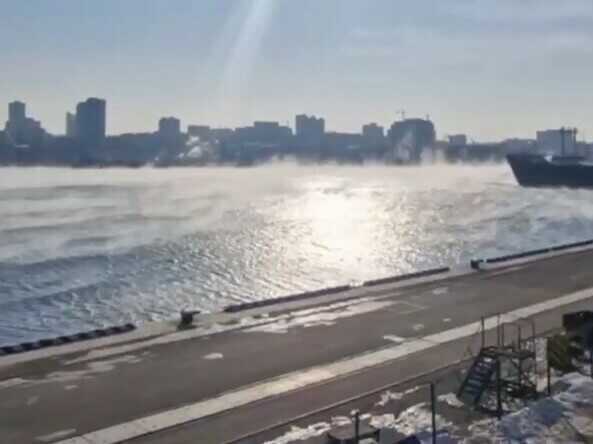 Во Владивостоке закипело Японское море: над водой плывут ледяные облака