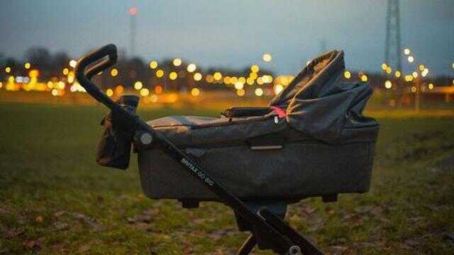 Замерзающего российского младенца в коляске нашли рядом со спящей пьяной матерью