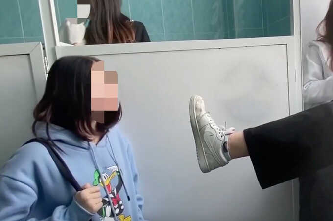 Российская школьница на камеру ударила сверстницу ногой по лицу из-за вейпа