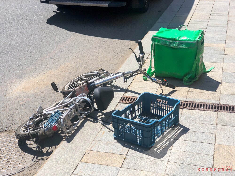 Последствия ДТП с участием курьера-велосипедиста в центре Москвы
