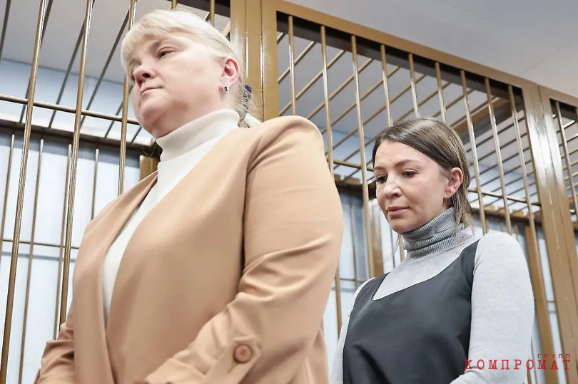 Блогер Елена Блиновская и её адвокат Наталья Сальникова (справа налево) во время рассмотрения ходатайства следствия о продлении срока домашнего ареста в Замоскворецком районном суде, 24 октября 2023 года.
